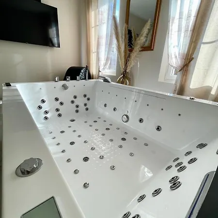 Maison Bien-etre Balneo Et Sauna Cosy Et Chaleureux Ferienhaus *